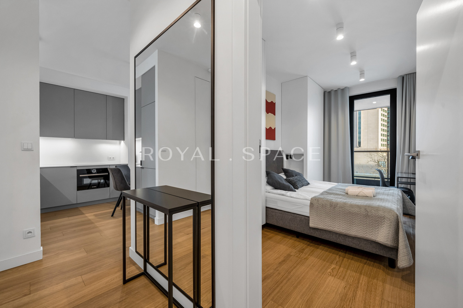 Jasny apartament z szeroką loggią | Grzybowska
