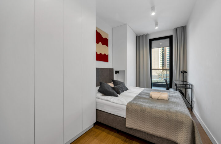 Jasny apartament z szeroką loggią | Grzybowska