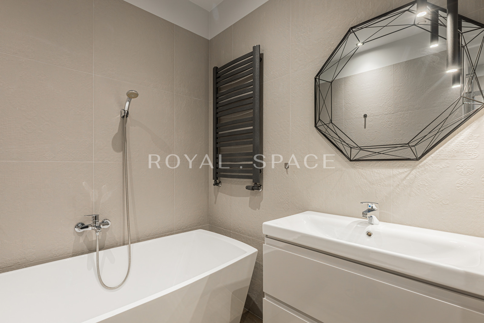 Title EN: Exclusive Garden Apartment | Fort Cze