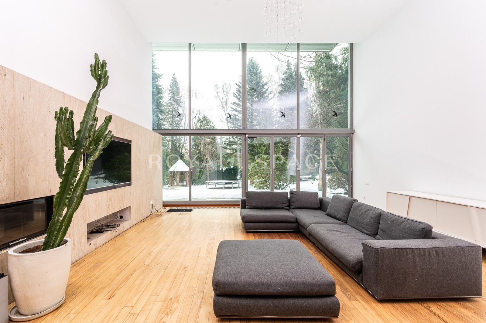 Luxury villa with garden and garage!