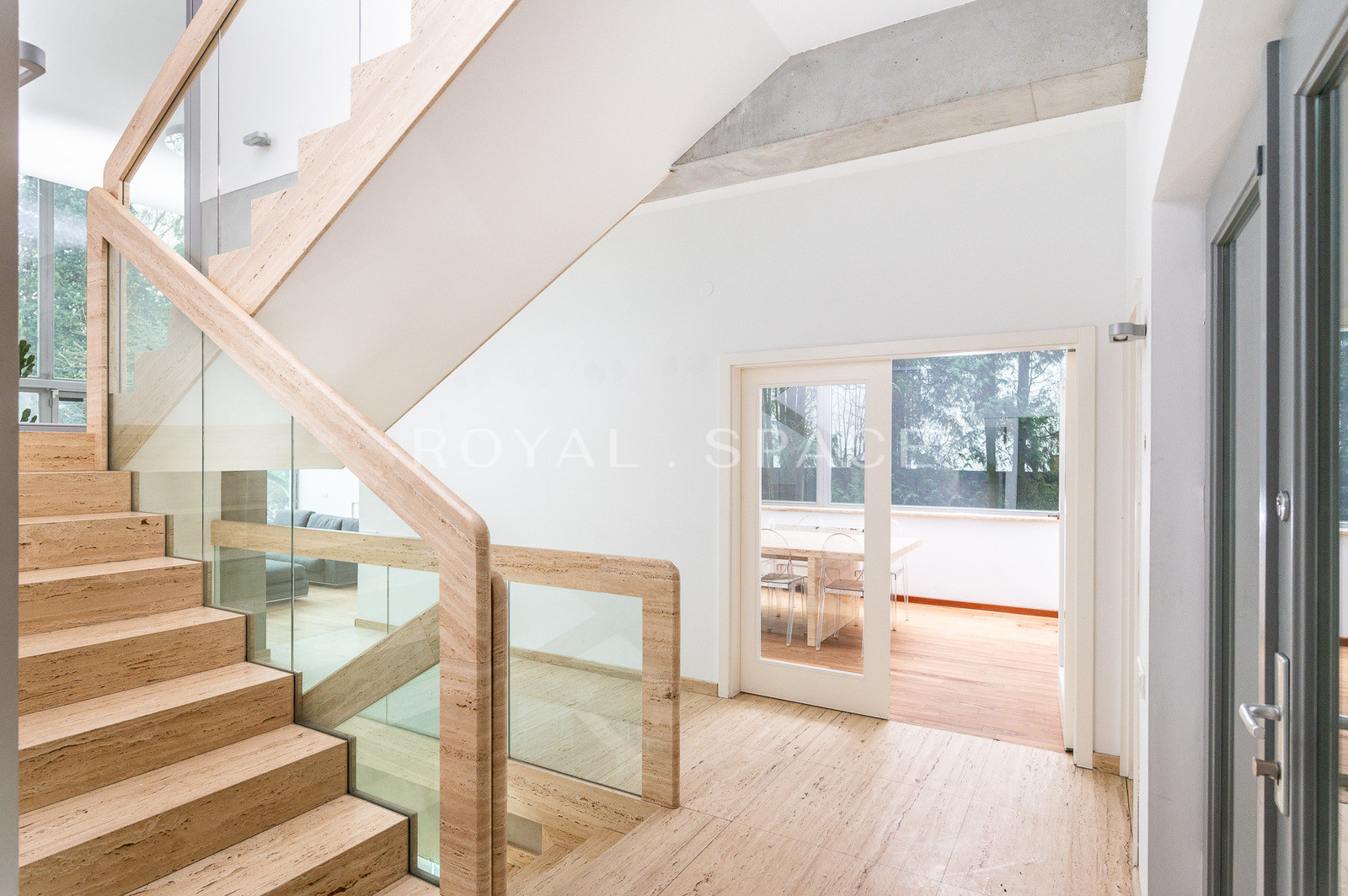 Luxury villa with garden and garage!