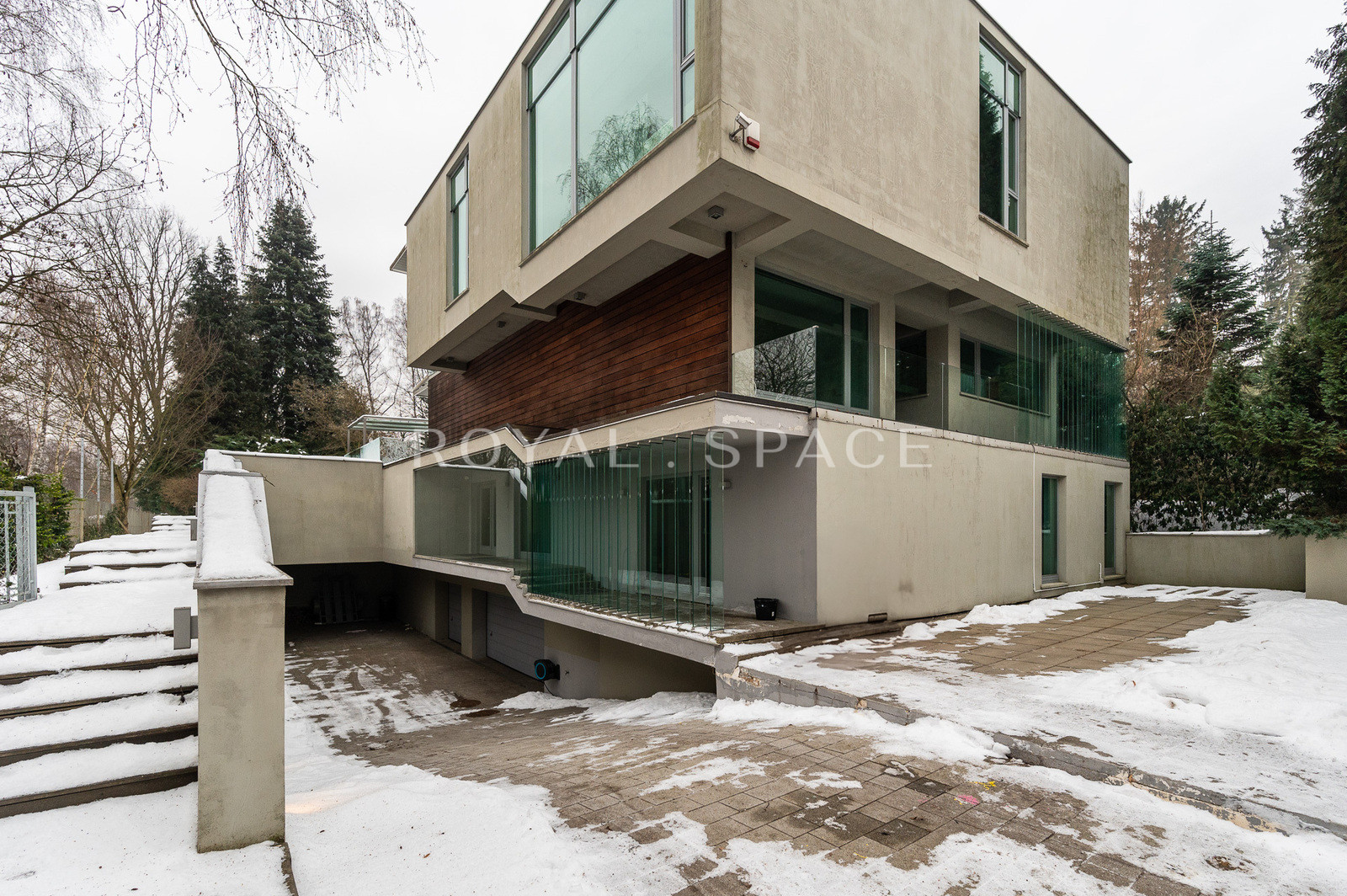 Luxury villa with garden and garage!