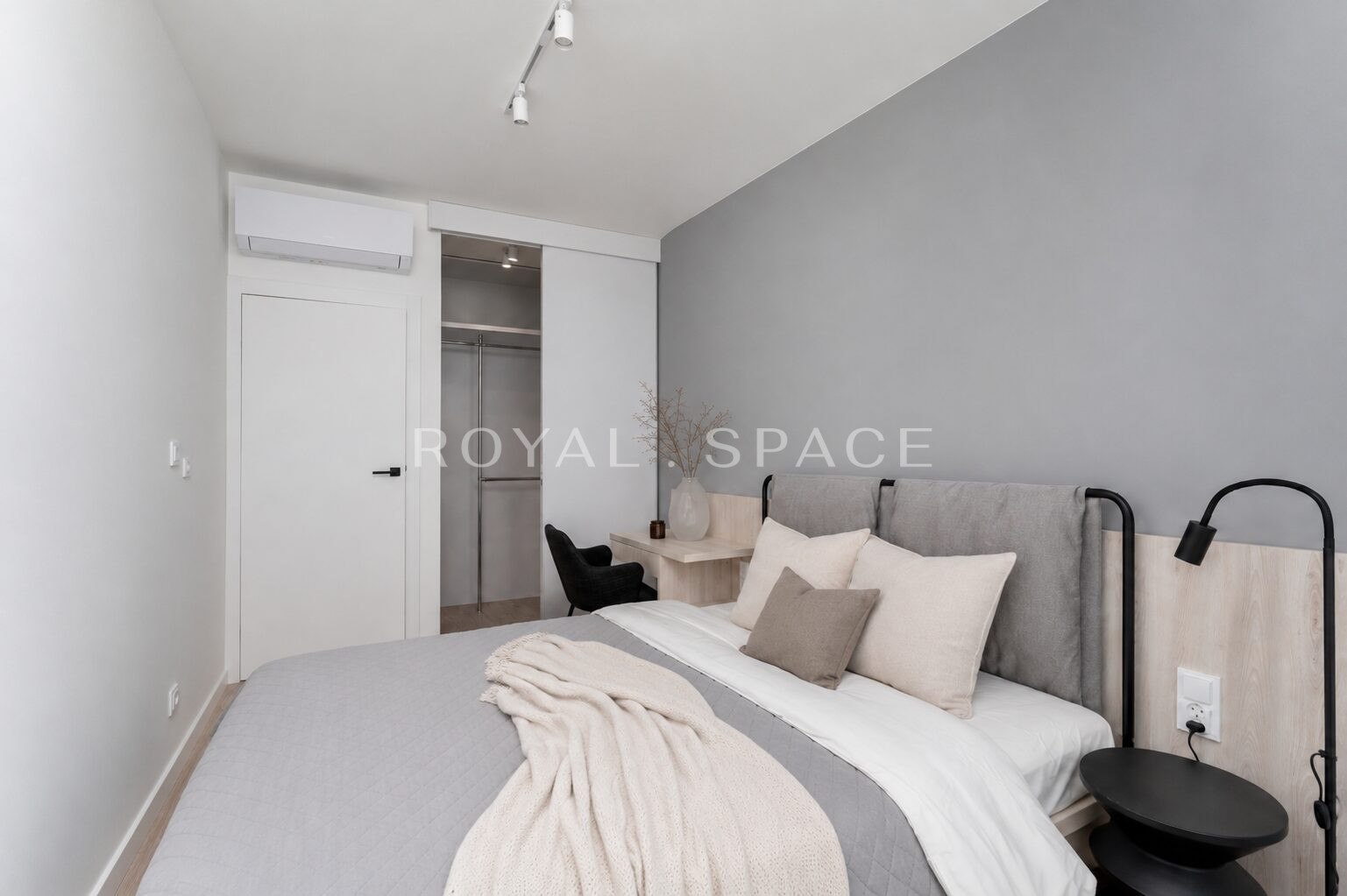 Apartment with balcony, AC and dressing room!