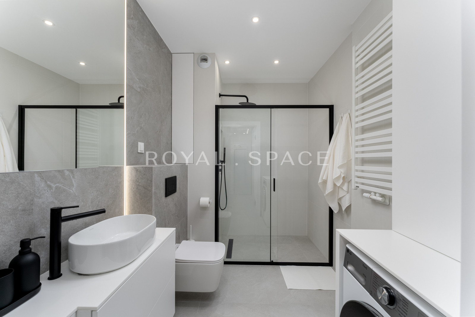 Apartment with balcony, AC and dressing room!