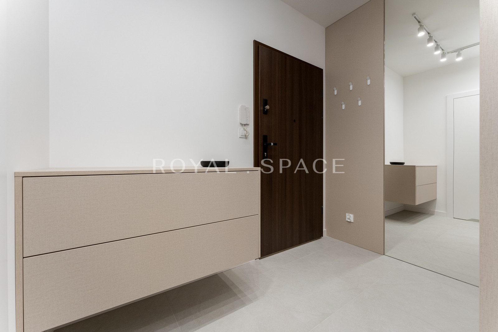 Apartment with balcony, AC and dressing room!