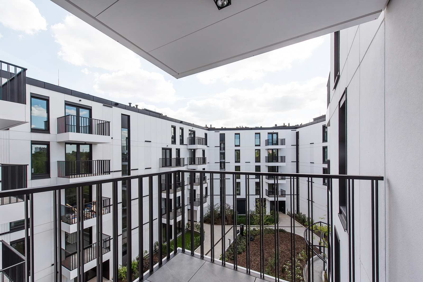 Jasny apartament z balkonem | Młyny Mogilska