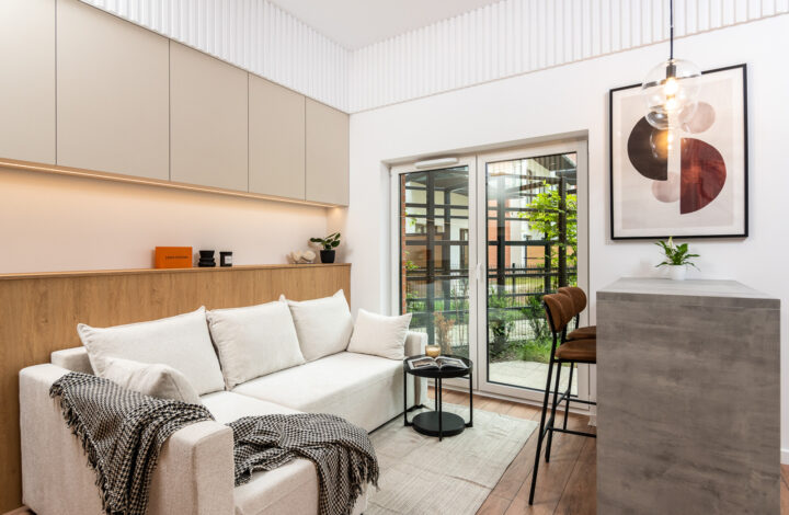 Modern studio with high ceilings and a garden!