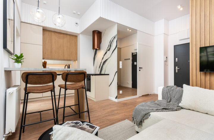 Modern studio with high ceilings and a garden!