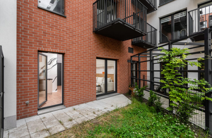 Modern studio with high ceilings and a garden!