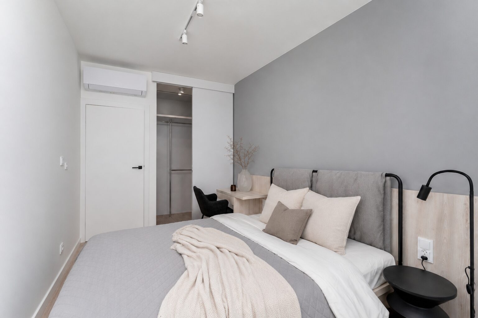 Apartment with balcony, AC and dressing room!