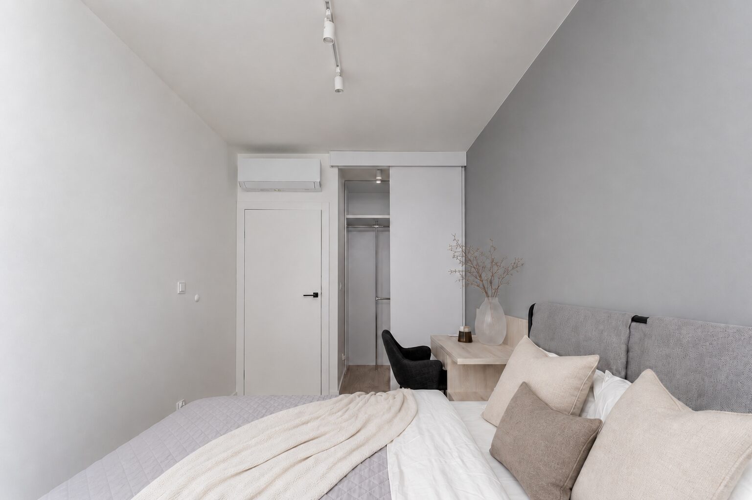 Apartment with balcony, AC and dressing room!