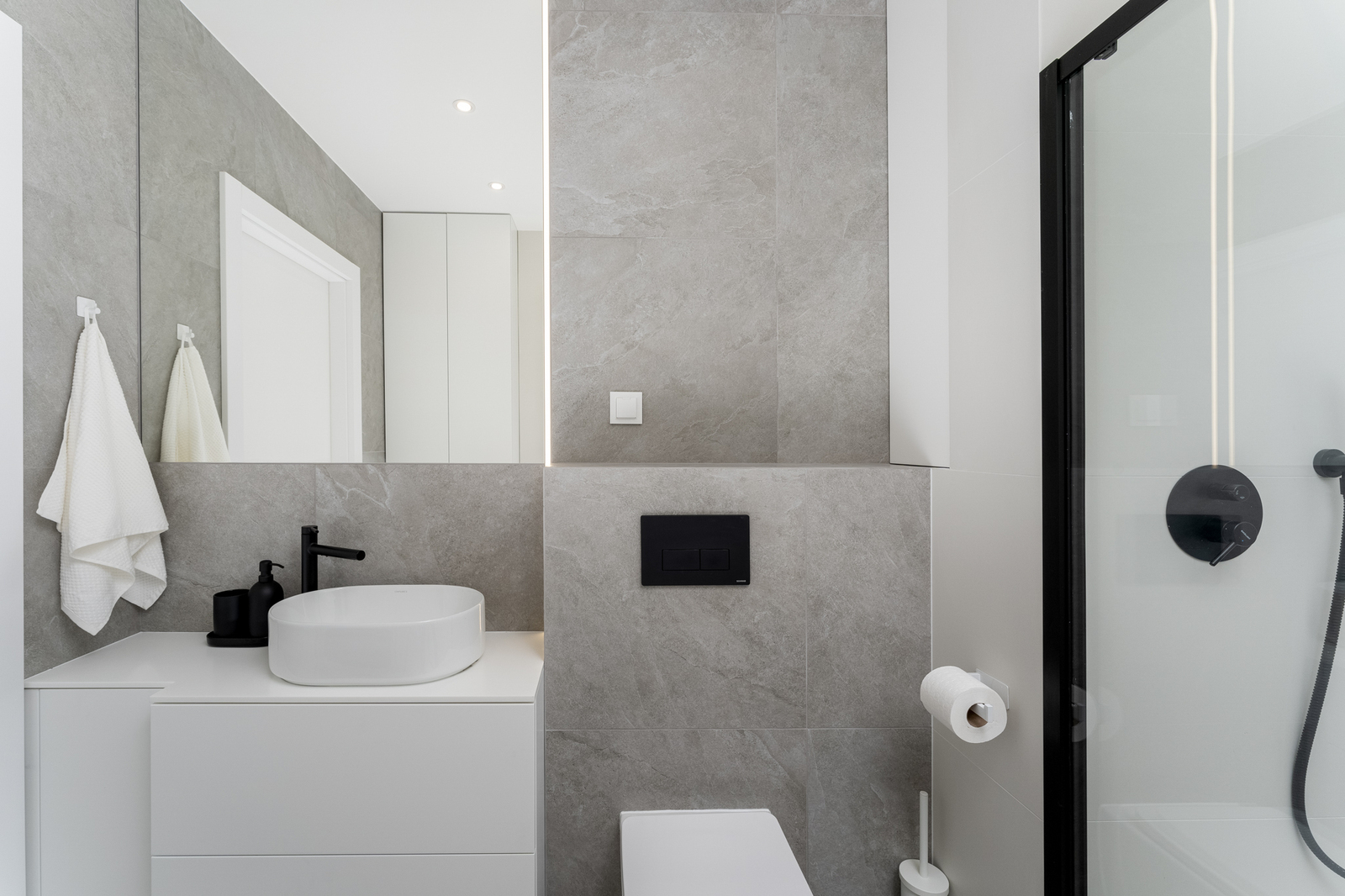 Apartment with balcony, AC and dressing room!