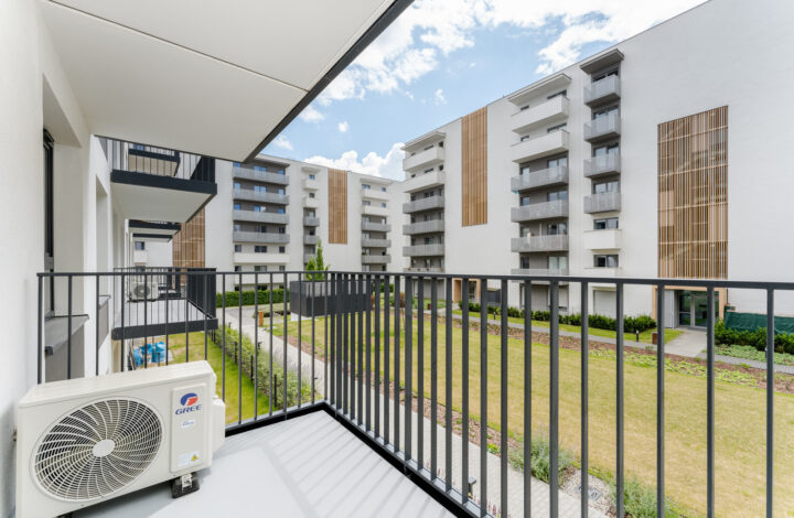 Apartment with balcony, AC and dressing room!
