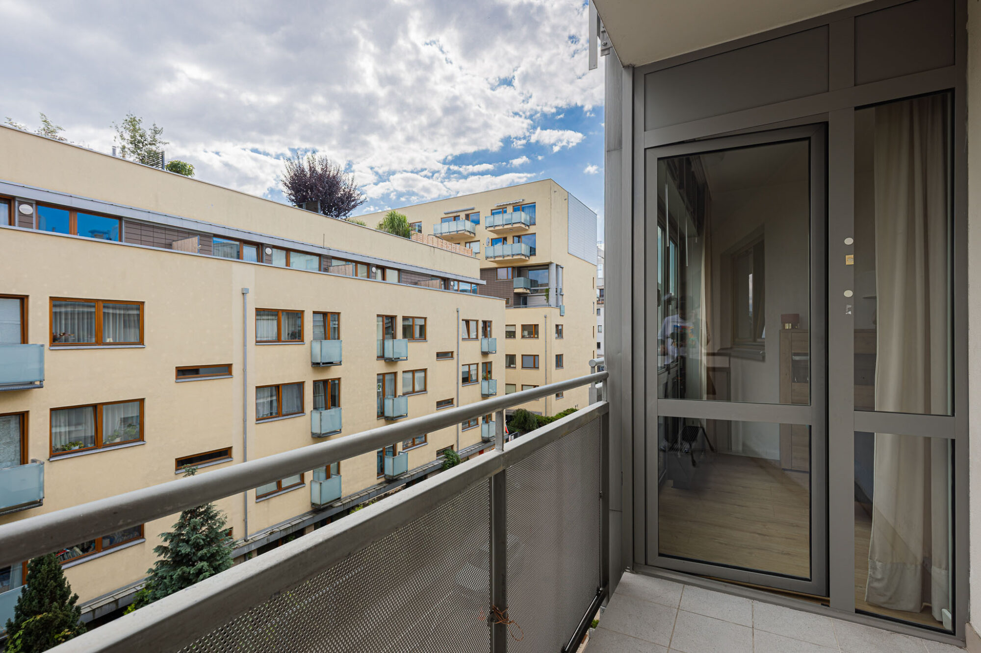 Eko-Park | Apartment by Pole Mokotowskie