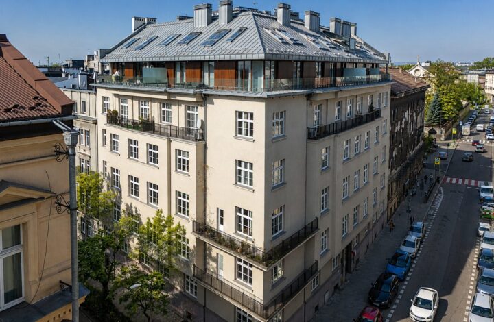 Corner apartment with 2 balconies in Old Town!