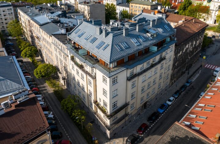 Corner apartment with 2 balconies in Old Town!