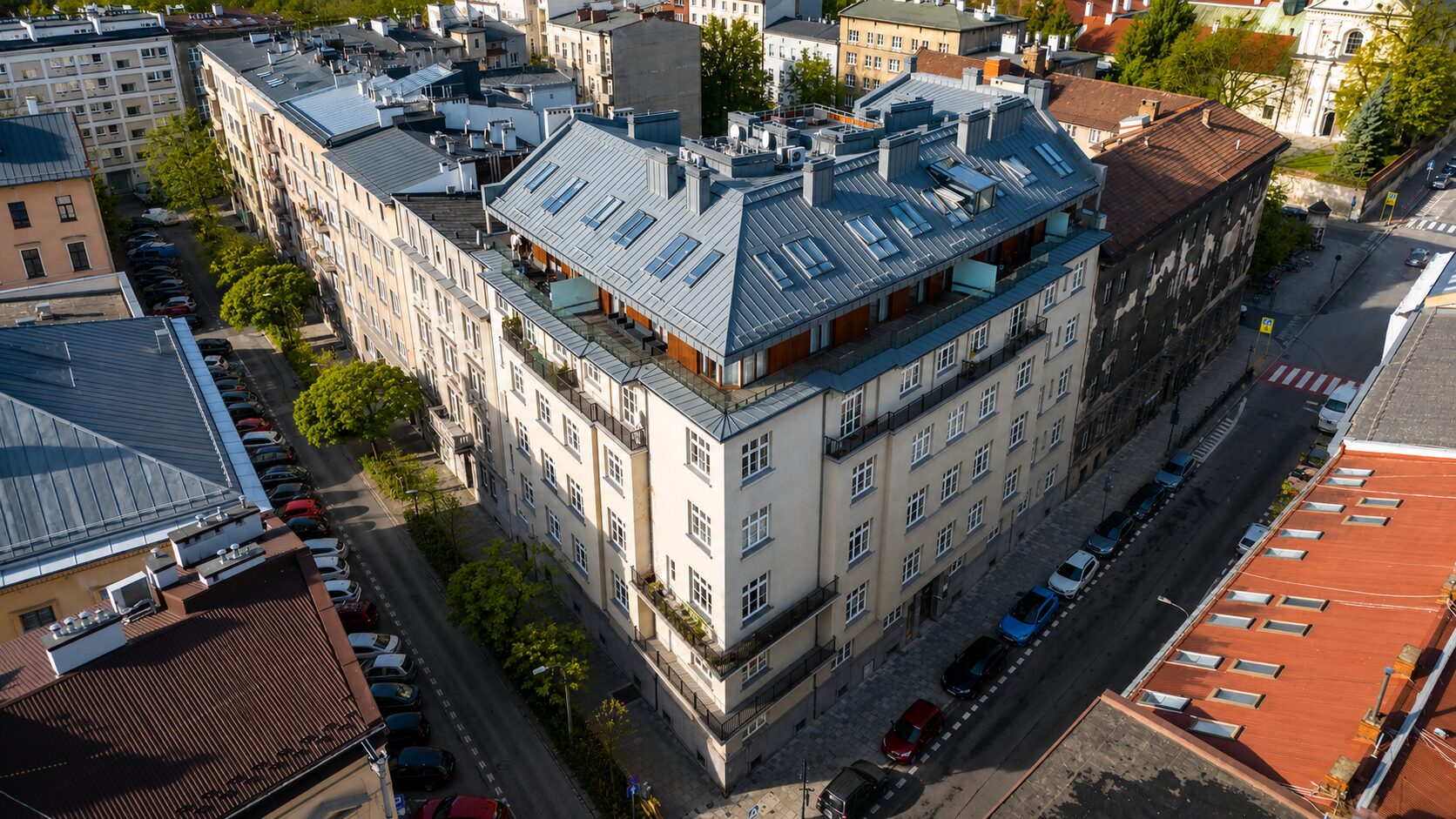 Corner apartment with 2 balconies in Old Town!