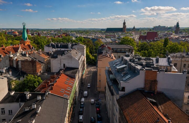 Corner apartment with 2 balconies in Old Town!