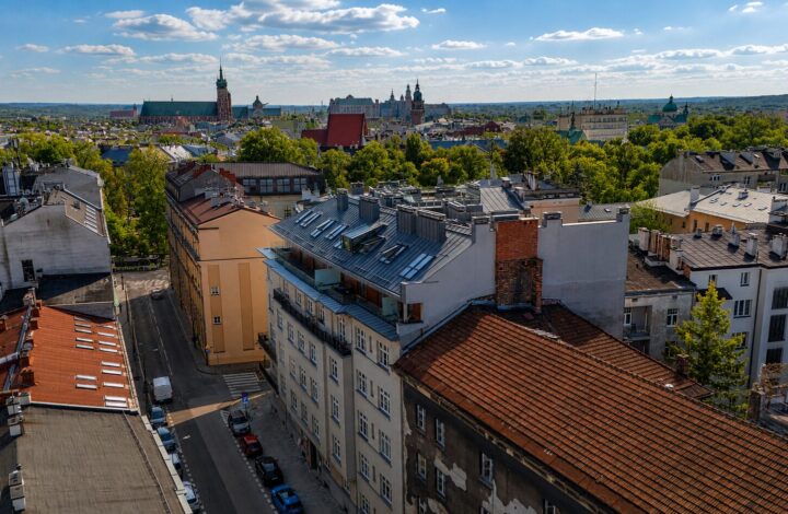 Corner apartment with 2 balconies in Old Town!