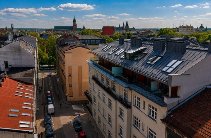 Corner apartment with 2 balconies in Old Town!