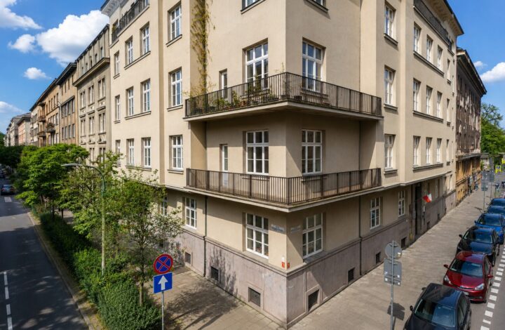 Corner apartment with 2 balconies in Old Town!