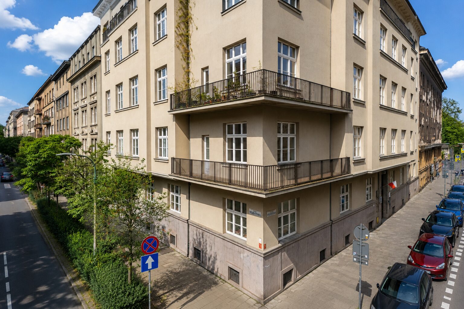 Corner apartment with 2 balconies in Old Town!