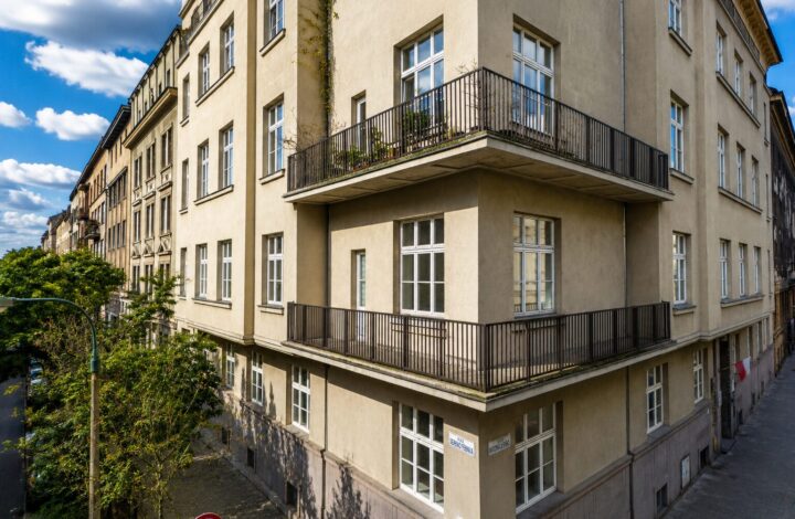 Corner apartment with 2 balconies in Old Town!
