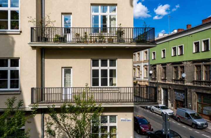 Corner apartment with 2 balconies in Old Town!