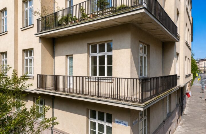 Corner apartment with 2 balconies in Old Town!