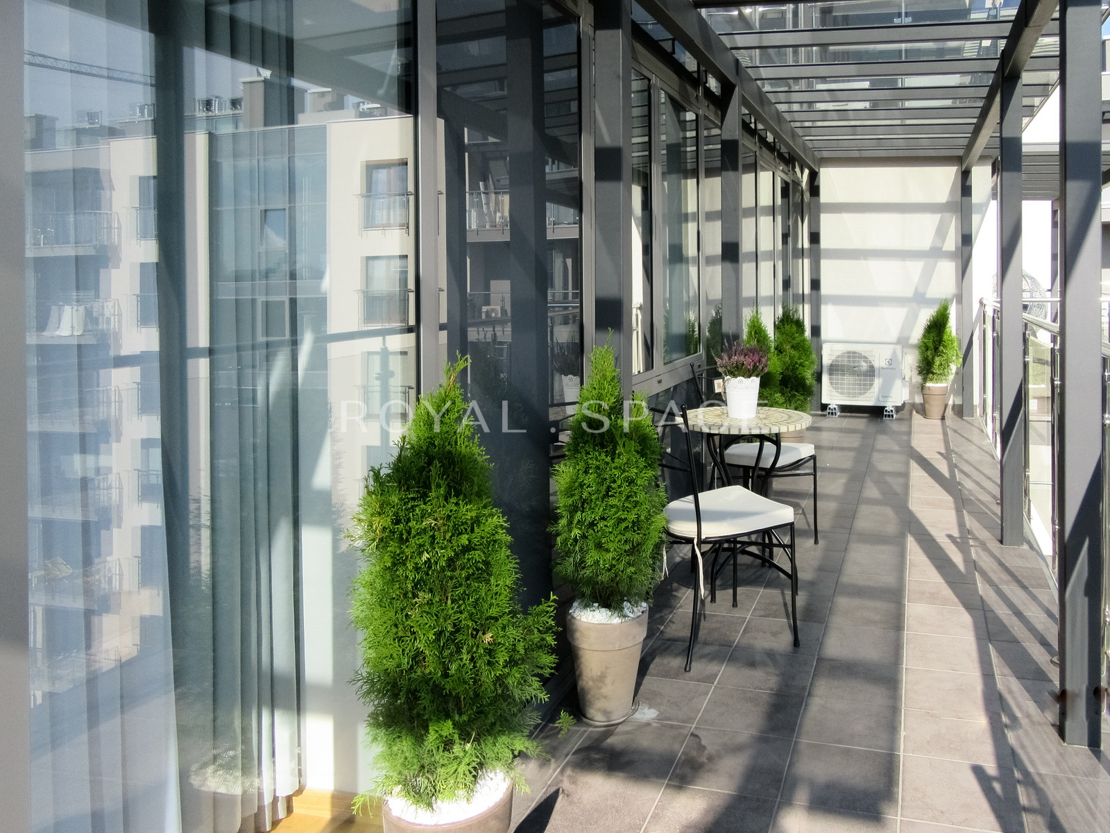 A sunny apartment with a view of the Vistula River
