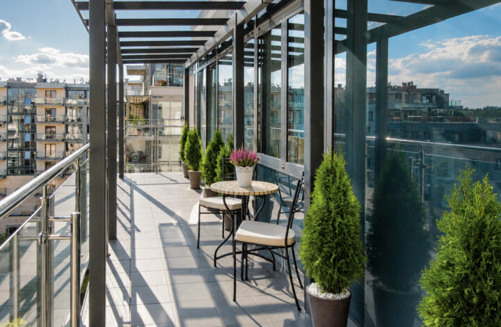 A sunny apartment with a view of the Vistula River