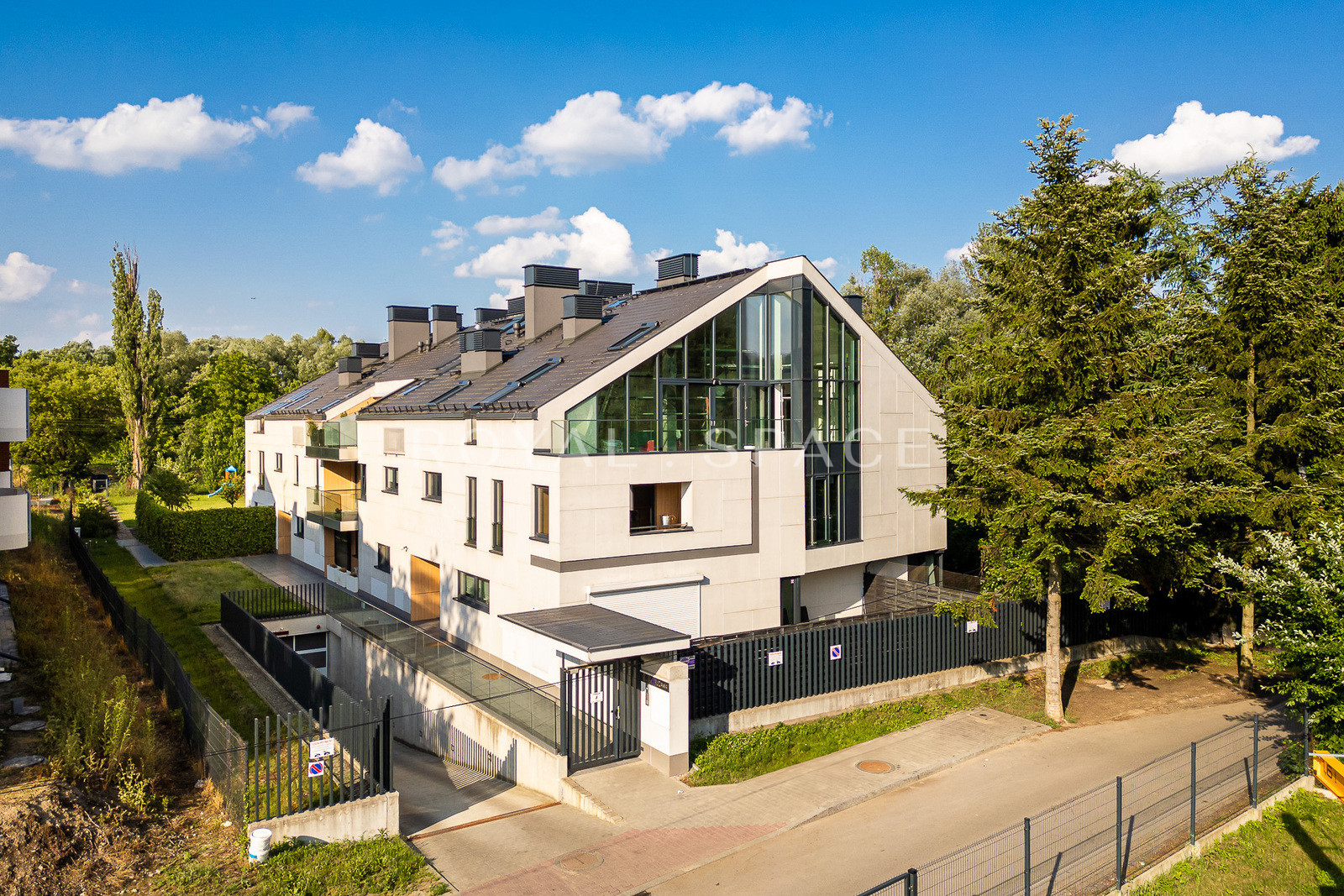 Unikalny apartament z prywatnym ogrodem o pow. 4a!