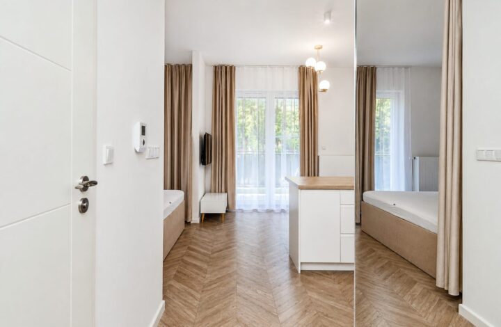 Nowoczesne studio z ogródkiem garderobą!