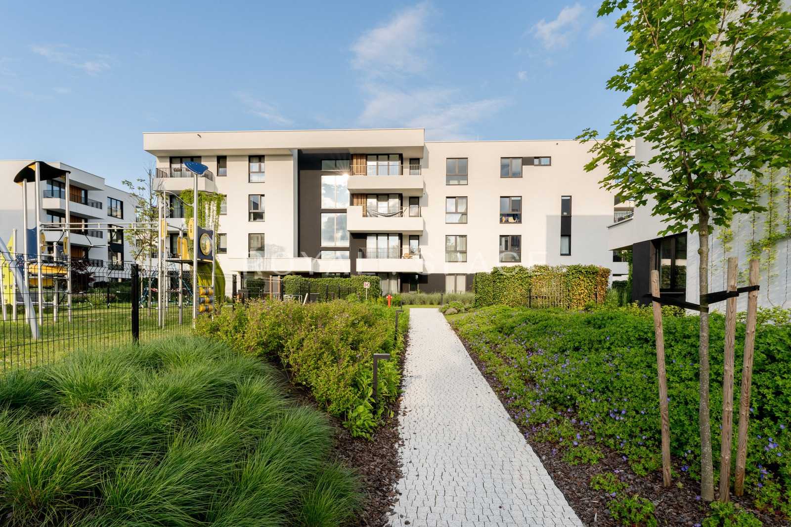 Комфортна квартира з балконом і паркуванням!
