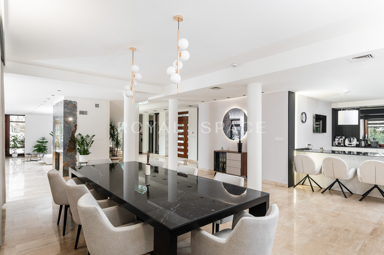 Luxury villa with jacuzzi, sauna and large garden