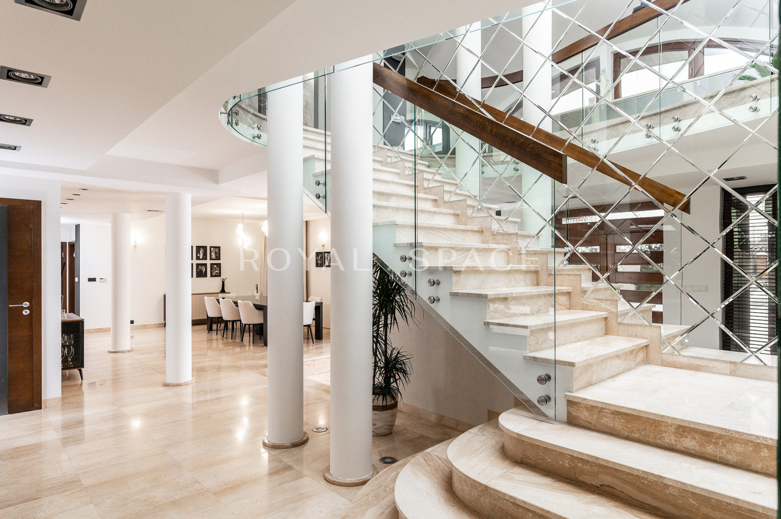 Luxury villa with jacuzzi, sauna and large garden
