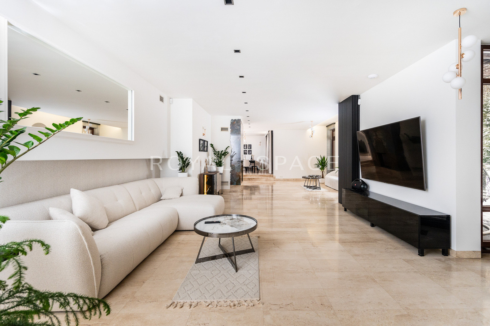 Luxury villa with jacuzzi, sauna and large garden