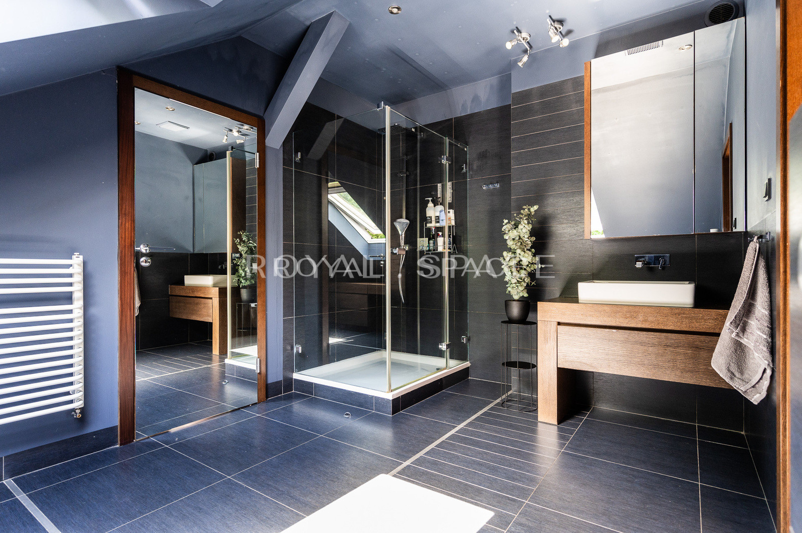 Luxury villa with jacuzzi, sauna and large garden