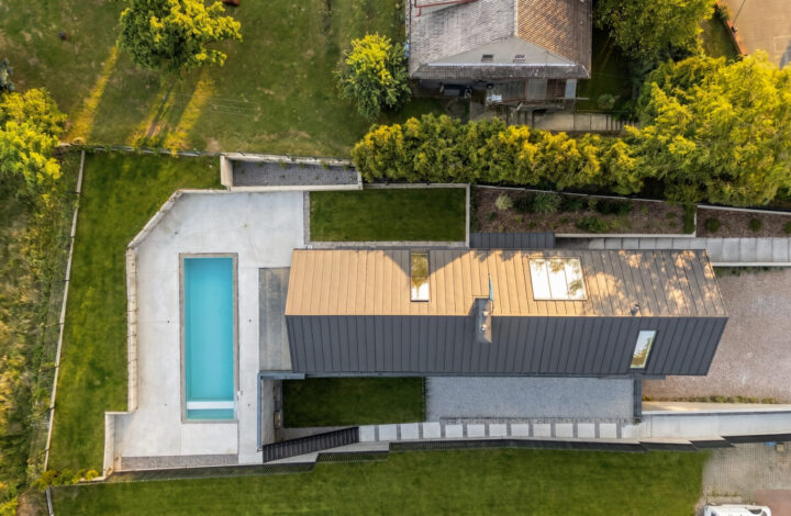 Luxury house with pool overlooking the greenery!