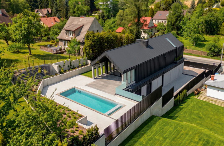 Luxury house with pool overlooking the greenery!