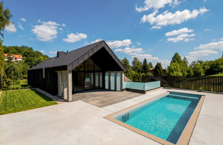 Luxury house with pool overlooking the greenery!