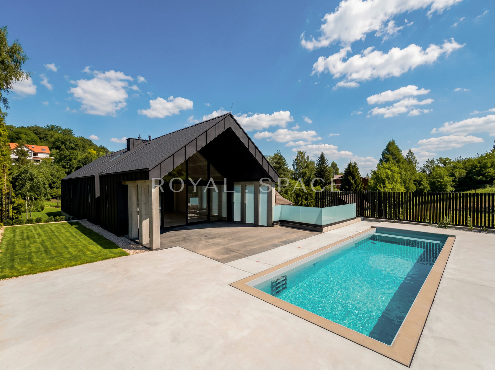 Luxury house with pool overlooking the greenery!