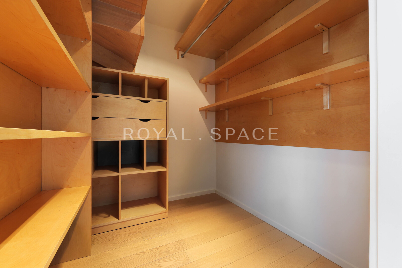 Trzypoziomowy apartament w sercu miasta | Czysta