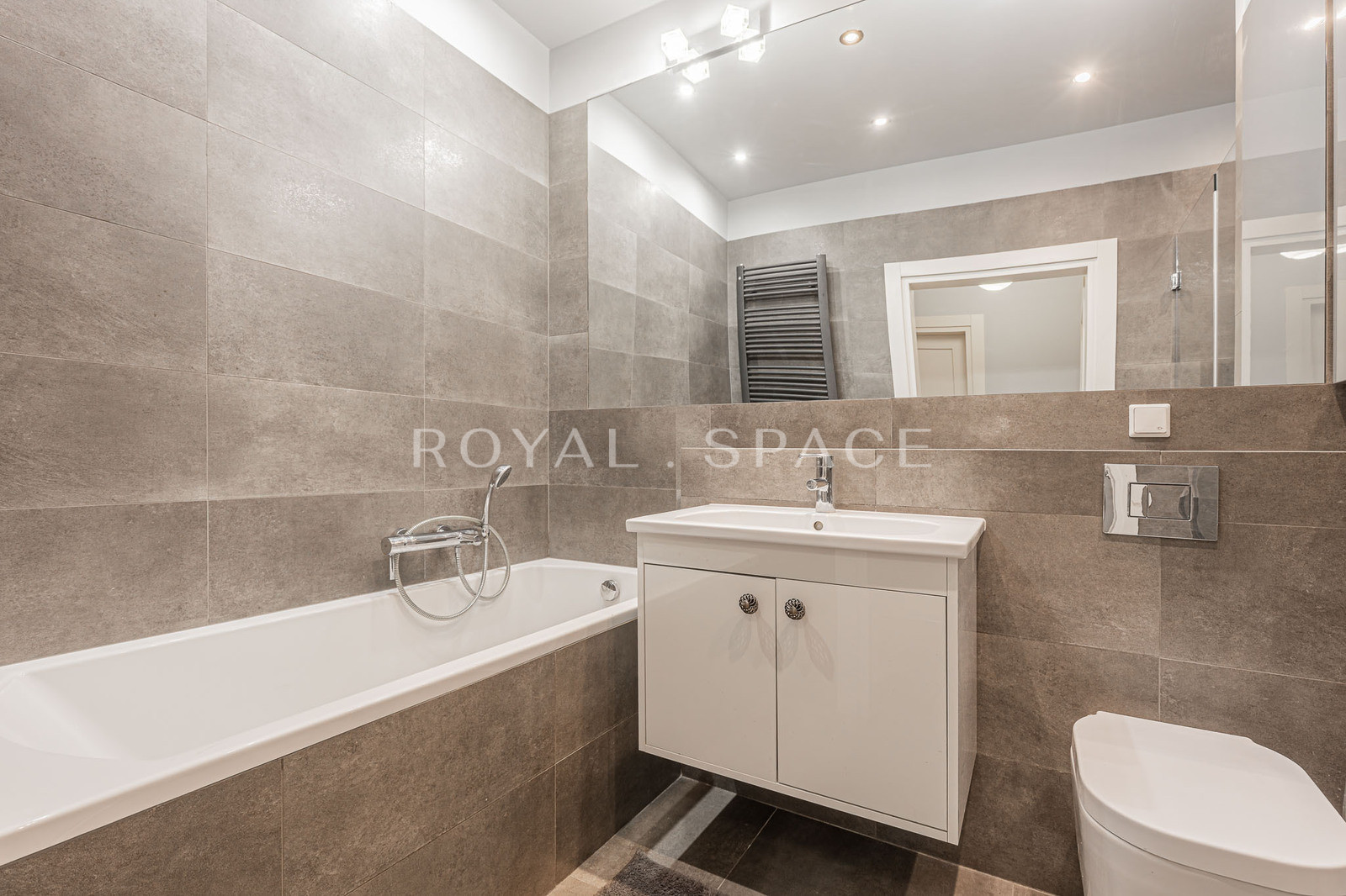 4 Rooms | Premium Apartment on Grzybowska Street
