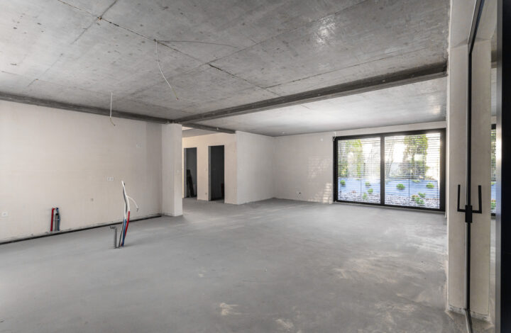 Dwupoziomowy apartament z ogrodem i przeszkleniami