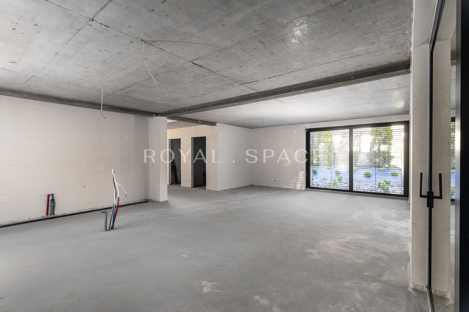 Dwupoziomowy apartament z ogrodem i przeszkleniami