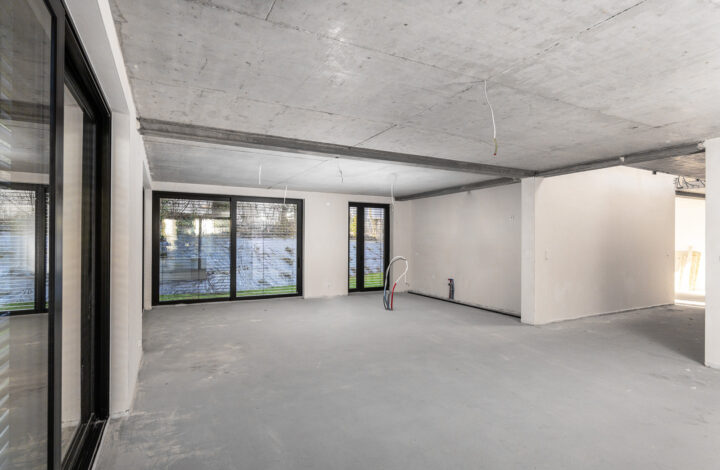 Dwupoziomowy apartament z ogrodem i przeszkleniami