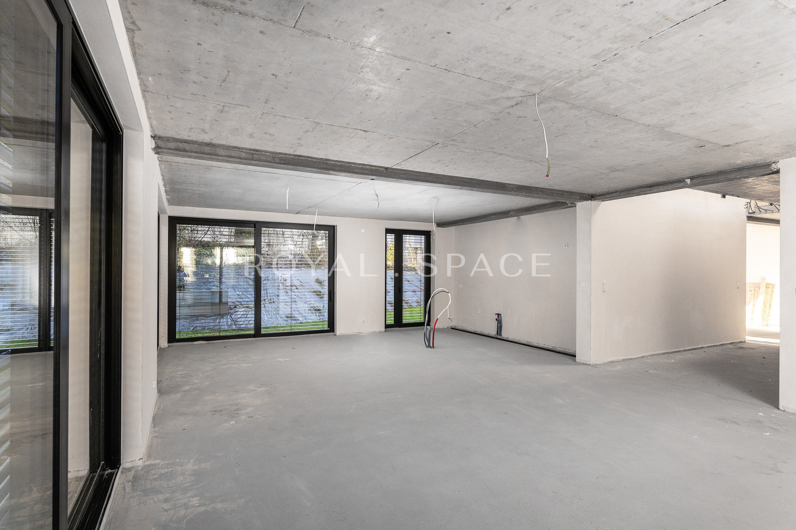 Dwupoziomowy apartament z ogrodem i przeszkleniami