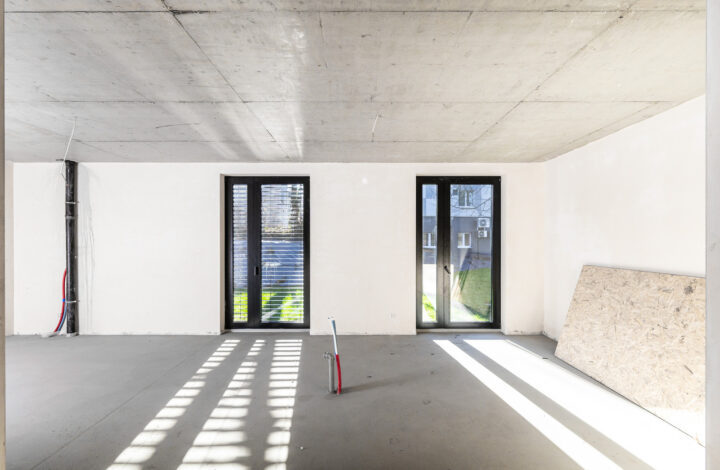 Dwupoziomowy apartament z ogrodem i przeszkleniami