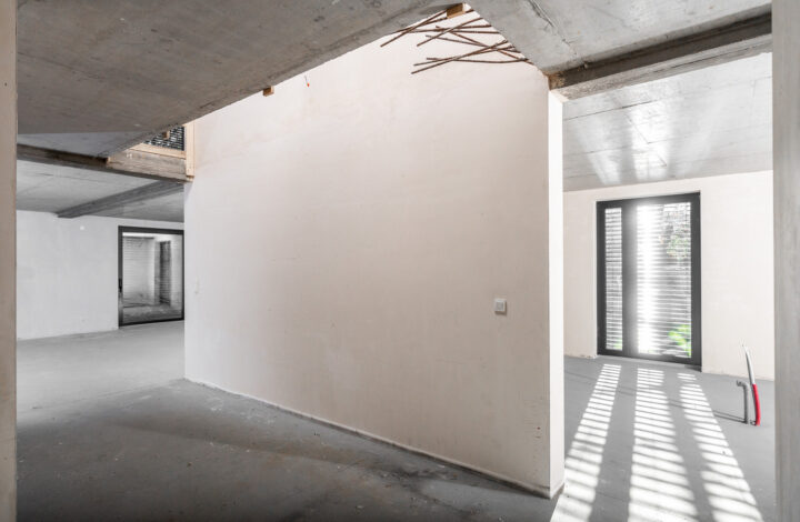 Dwupoziomowy apartament z ogrodem i przeszkleniami